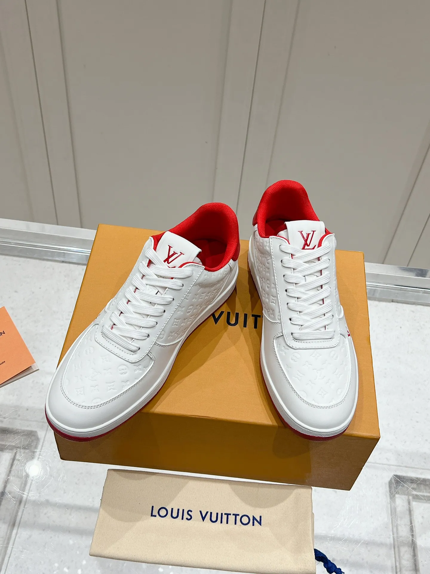 👟👟Ex-factory price 680👟👟 LV new style casual white shoes for men, simple and fashionable, light and comfortable, size: 39-44 (order 45)